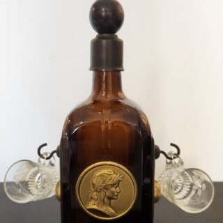 Garrafa de licor com 2 copinhos