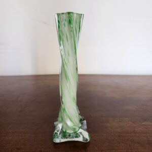 Vaso solitário em vidro torcido